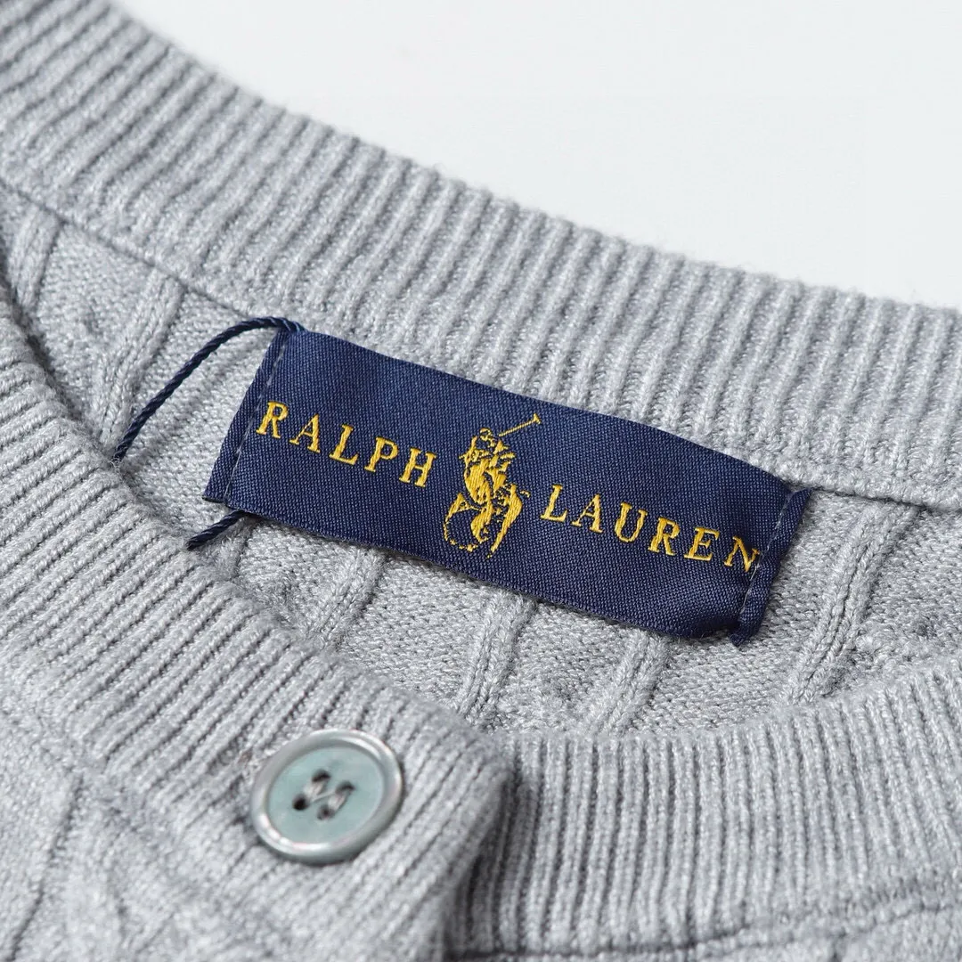 P166 Style No.: 602 -Ralph Lauren RL cardigan with classic war horse logo embroidery on the chest, long-sleeved sweater sweater jacket -The item is made of custom-dyed and custom-spun yarn, purchased from the original version. A full set of customized accessories. Details determine success or failure. Heavy new autumn and winter style. The weight of the item is as high as 800 grams. It is soft and delicate and does not tie the body. The upper body effect is very nice. Loose fit. Women's style. -Color: black, off-white, milk tea, light gray, dark gray. Navy blue red khaki red - Size: S / M / L S size 80-100 catties M size 100-120 catties Large size 120-135 catties